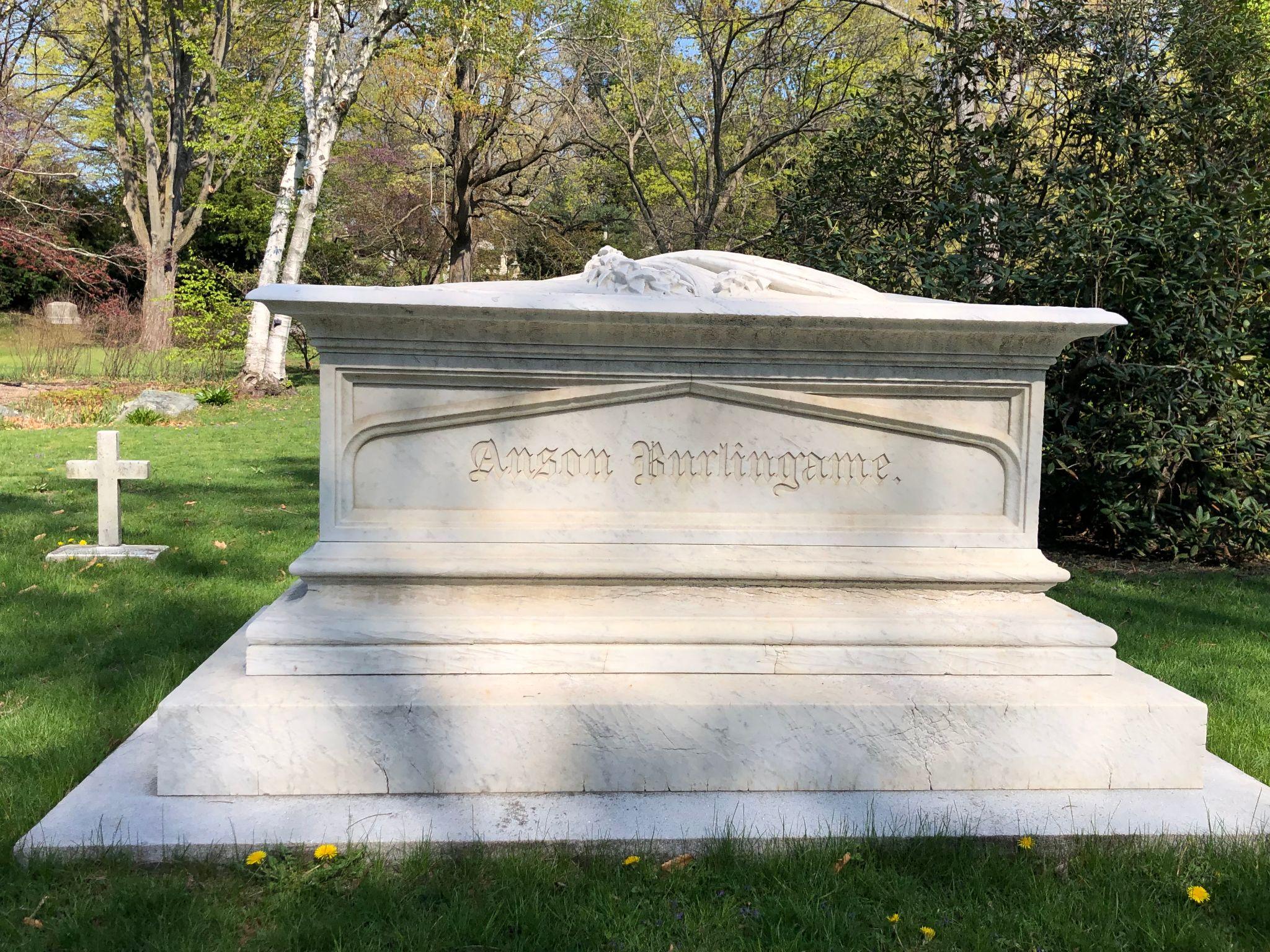 蒲安臣墓地，位于麻省剑桥的Mount Auburn公墓